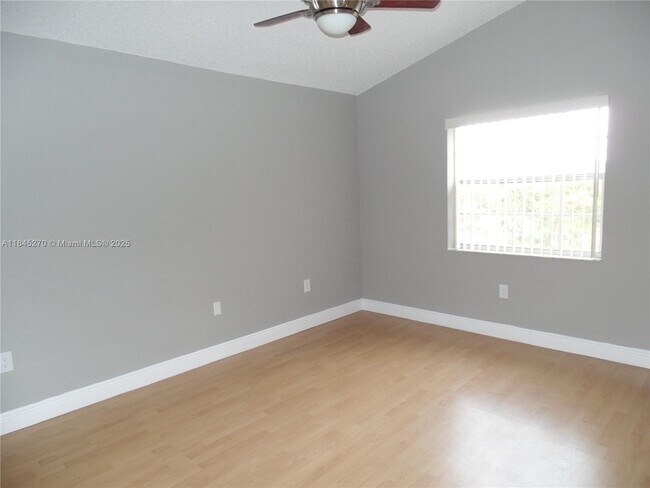 Foto del edificio - 2850 N Oakland Forest Dr