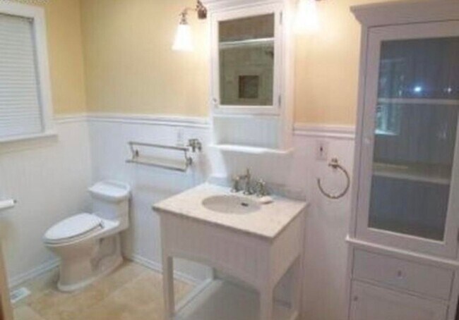 Foto del edificio - Spacious & light filled home with a garage, backyard, storage & hardwood floors throughout