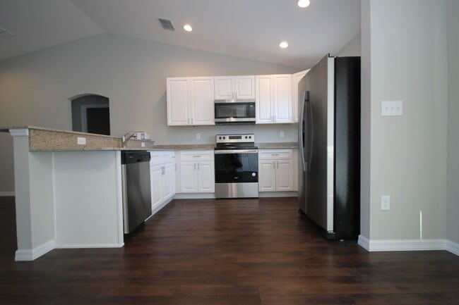 Building Photo - Charming, 3 Bedroom, 2 Bathroom Home in th...