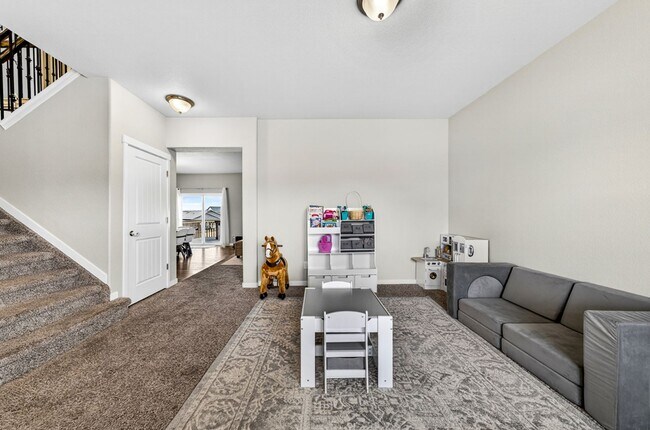 Foto del edificio - Upgraded 4-Bedroom Corner Lot Home with Mountain Views