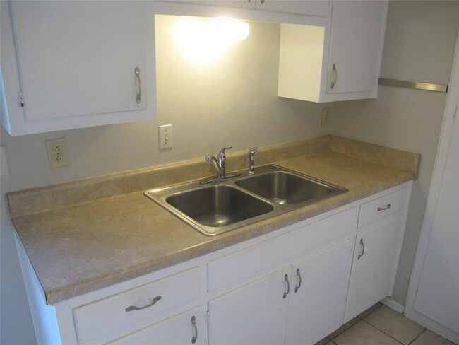 Building Photo - 8102 Exmoor Dr