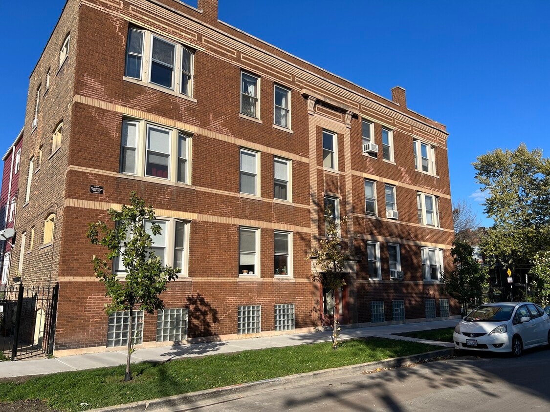 Primary Photo - 4040 W Dickens Ave