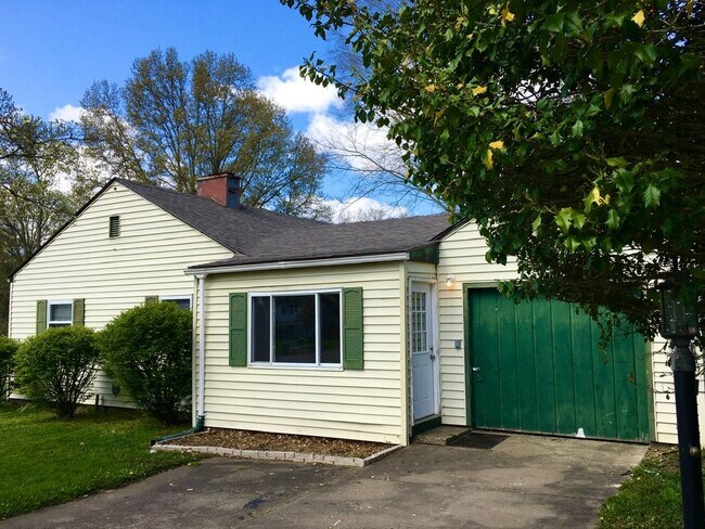 Building Photo - 3 bedroom/1.5 bath home in Devola