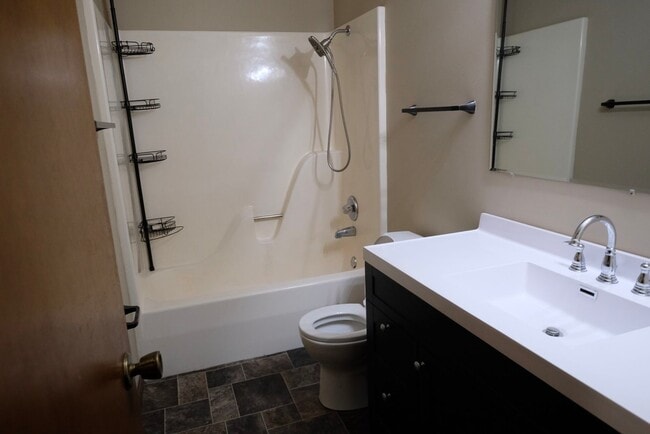 Foto del edificio - Full Featured Upper 2 Bed, 2 Bath, Garage and Pool