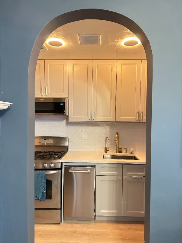 Foto del edificio - 6210 Woodside Ave