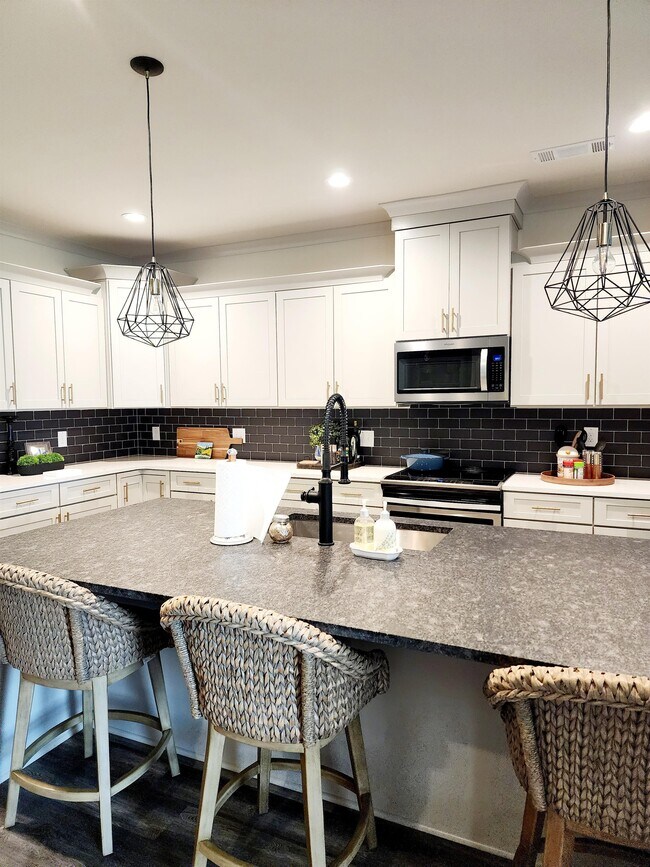 Foto del edificio - 1151 Hidden Hills Cir