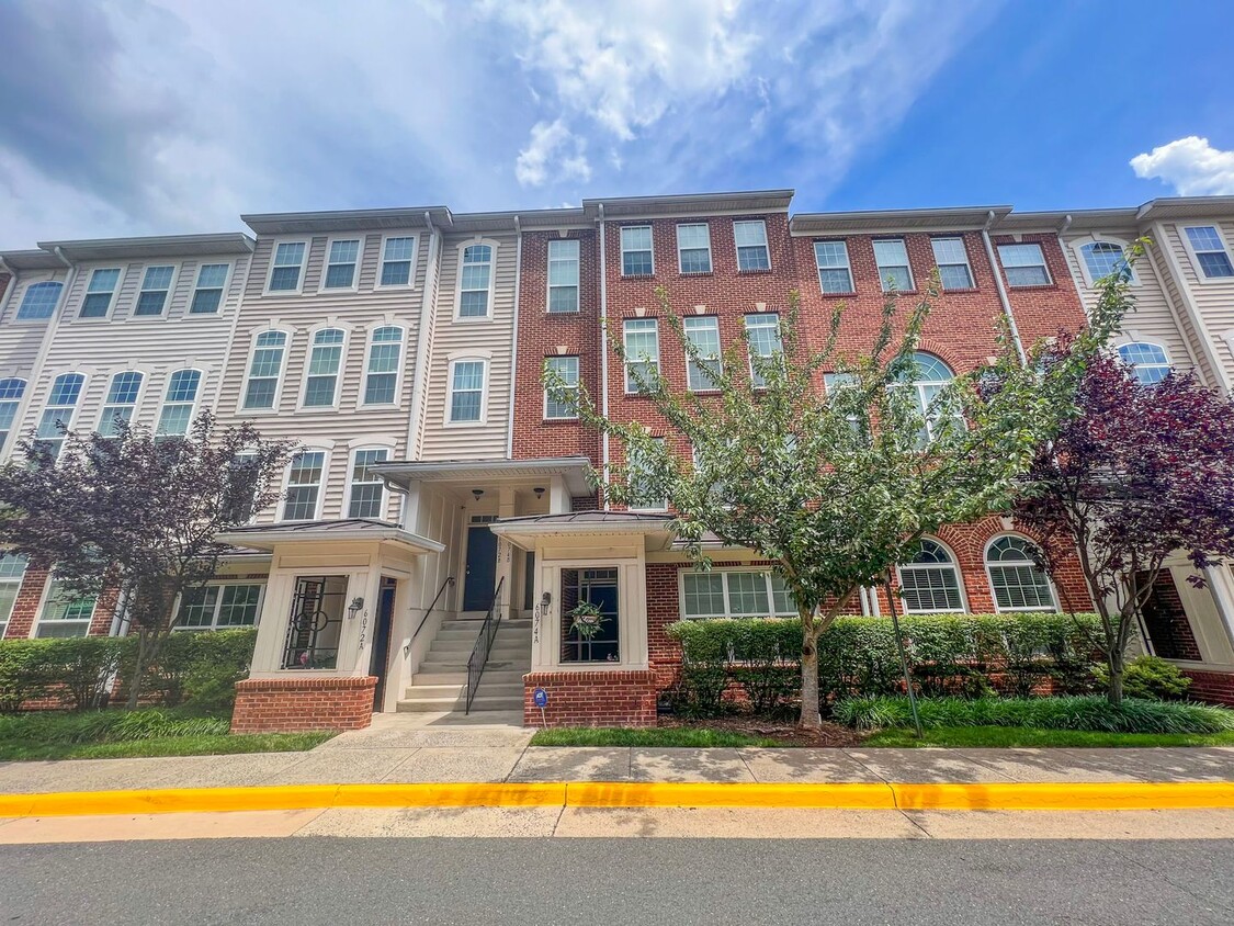 Foto principal - Lavish 3 Bed 2.5 Bath Brick Townhome In Ce...