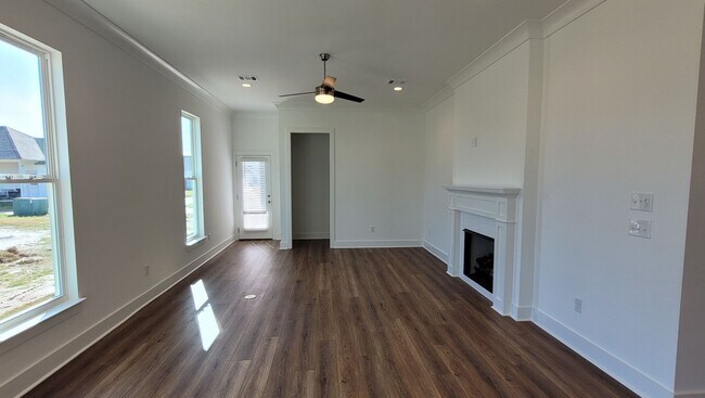 Building Photo - Brand new home in the heart of Central!