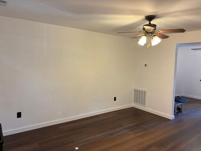 Foto del edificio - Newly Renovated 2 bed 1.5 bath close to th...
