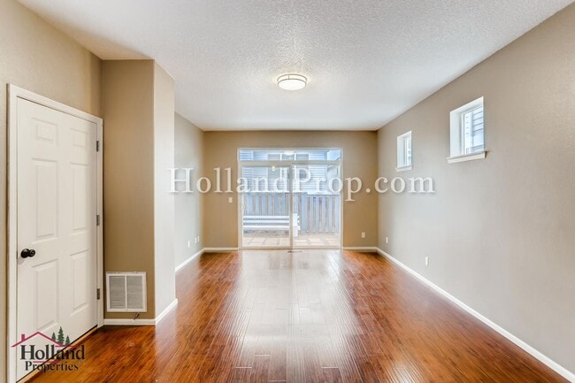 Building Photo - Great New Price!! Lovely 3 Bedroom 2.5 Bathroom home in Beaverton!!