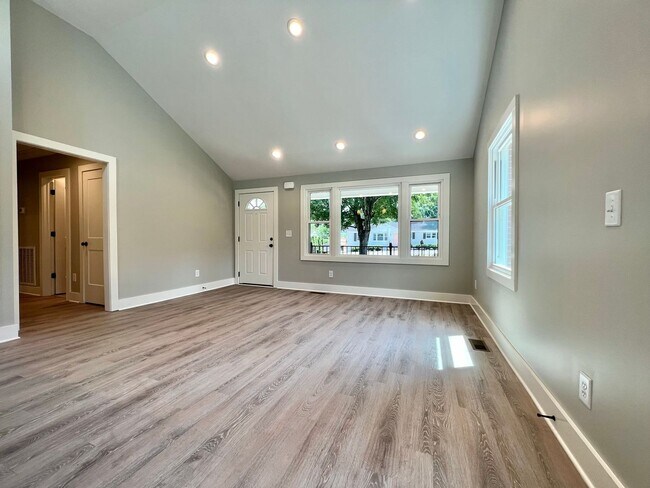 Foto del edificio - Fully Renovated 3 Bed, 2 Bath Home w/ Larg...