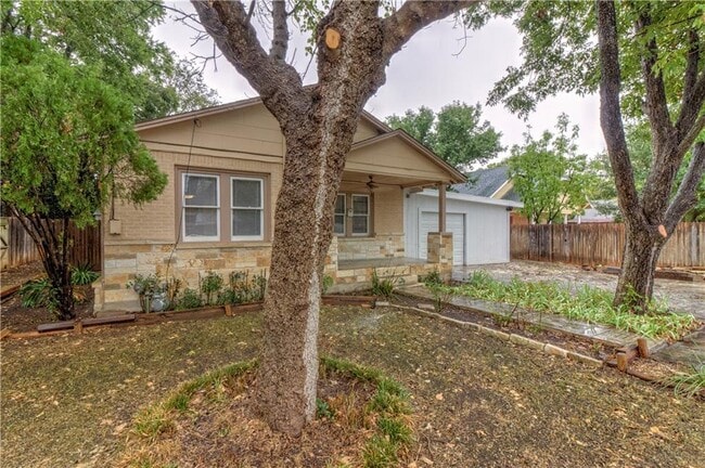 Building Photo - 607 E 15th St