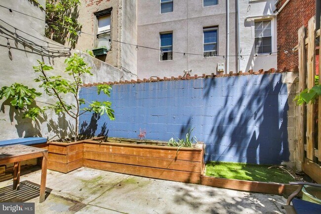 Building Photo - 1121 Montrose St