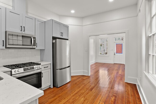 Foto del edificio - Classic shotgun located right off Magazine...