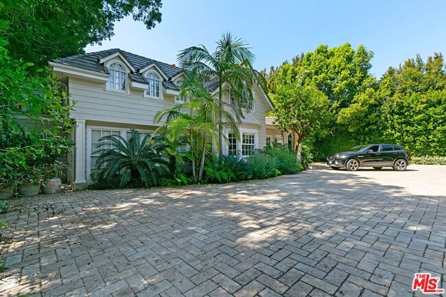 Building Photo - 703 N Beverly Dr