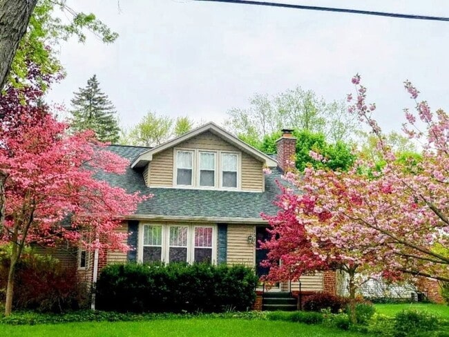 Building Photo - 1526 Royce Ave