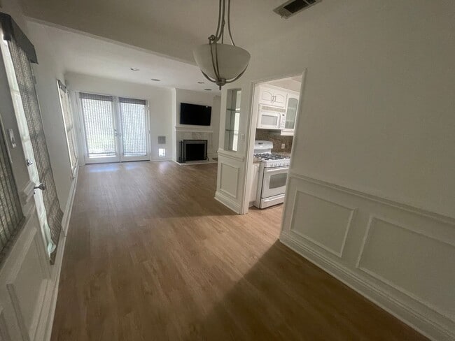Building Photo - Welcome to your dream home in desirable Sh...