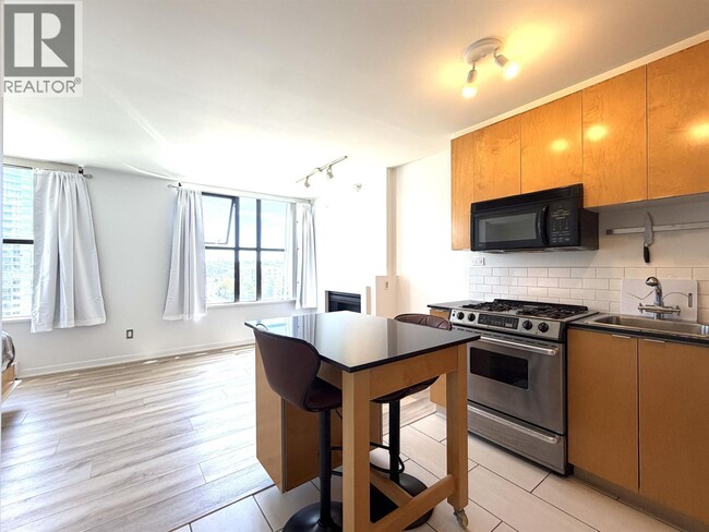 Building Photo - 989 Beatty St