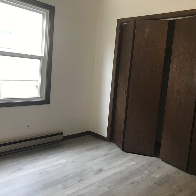 Building Photo - 2 Bedrooms, 1 Bathroom Northside Apartment...