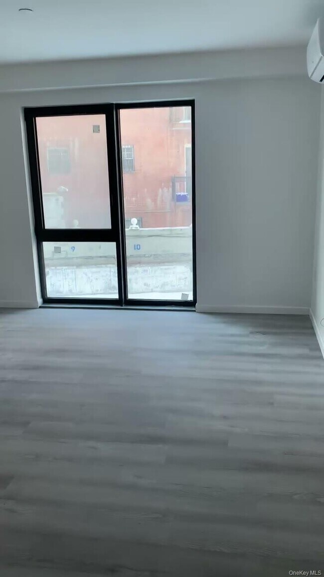 Foto del edificio - 70-40 45th Ave