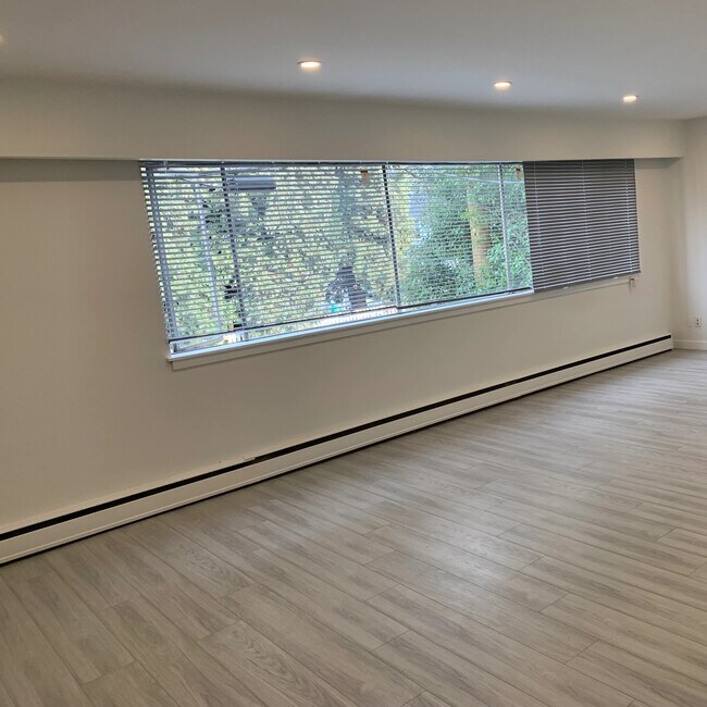 Photo du bâtiment - 1025 11th Av W