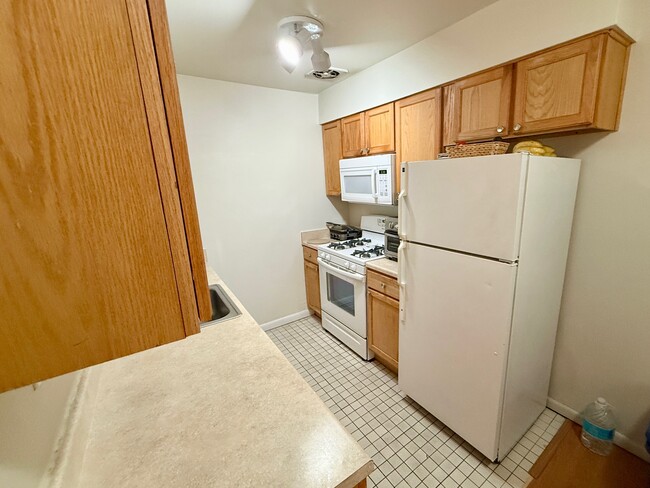 Building Photo - 202 12th St