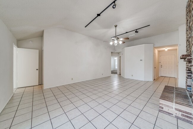 Building Photo - 4-BEDROOM HOME ON CORNER LOT IN WOODCREST