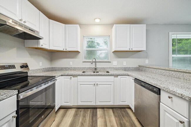 Foto del edificio - 7426 Saunders Rd