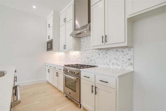 2nd Flr Kitchen - 711 W Abram St