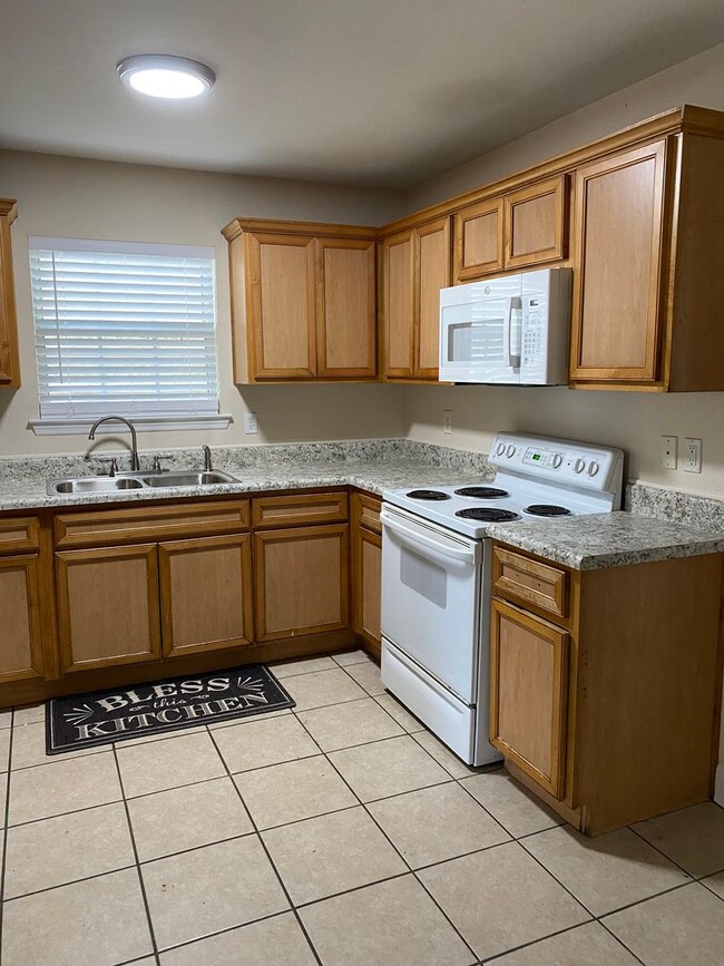 Building Photo - 3/3 Townhome in Woodbriar