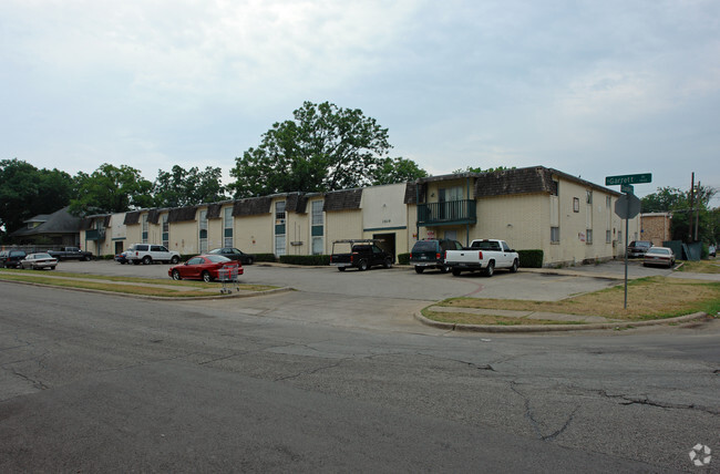 Building Photo - Villa Garrett Apartments