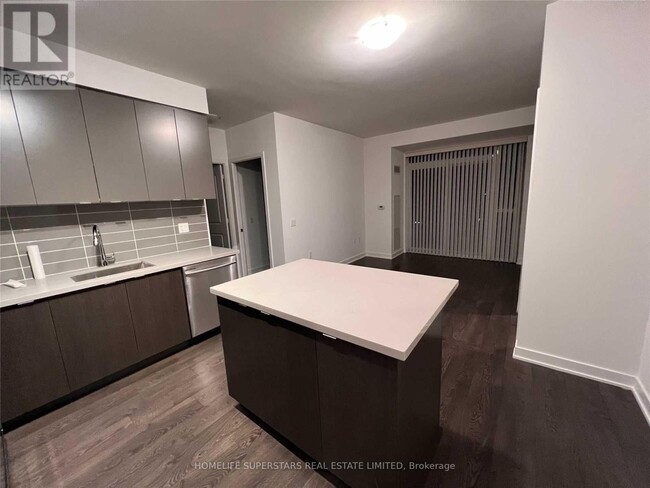 Building Photo - 4699-4699 Glen Erin Dr