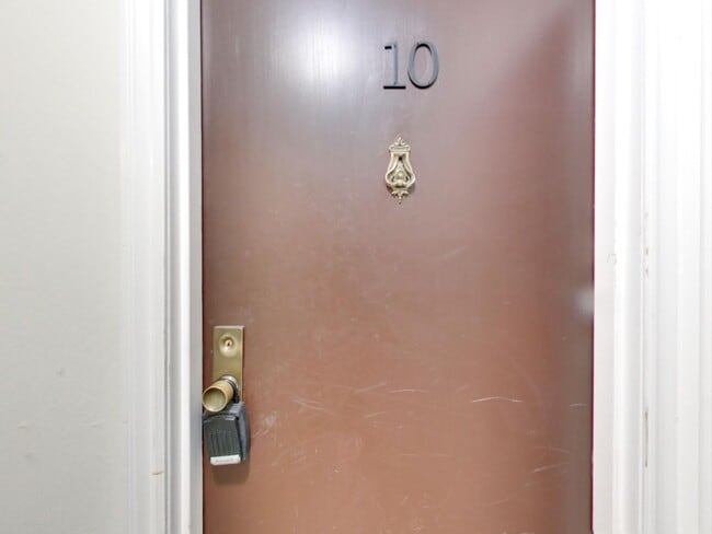 Building Photo - Spacious Apartment AVAILABLE NOW!!!