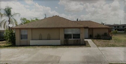 Building Photo - 4711 SE 4th Pl