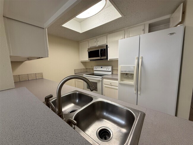 Foto del edificio - 3837 Tanglewilde St