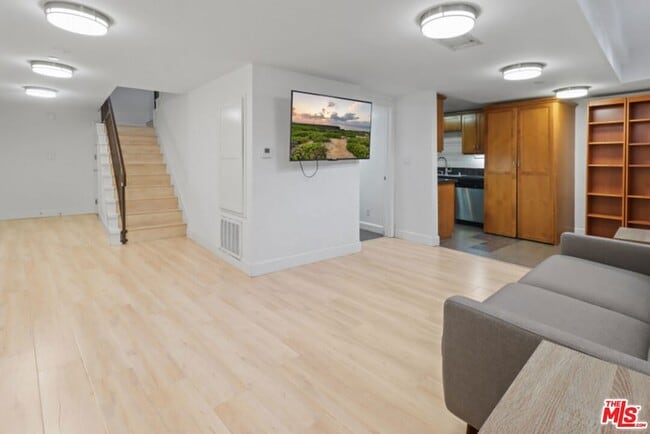 Photo - 10982 Roebling Ave House