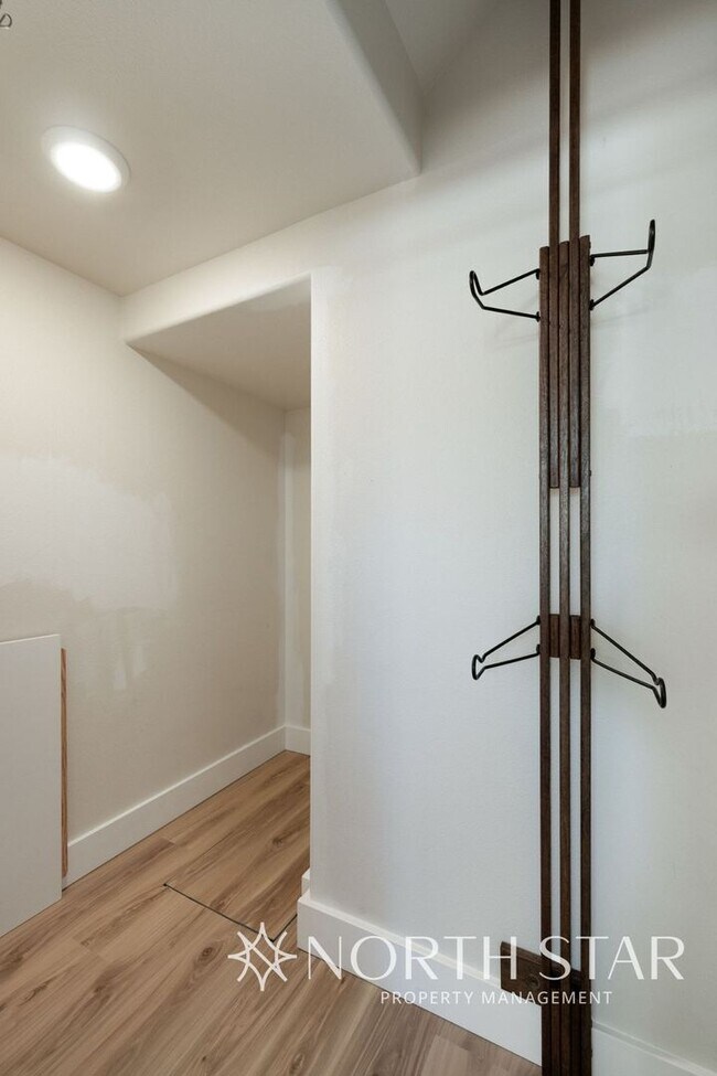 Foto del edificio - Recently Renovated 3 Bed, 2.5 Bath w/ Offi...