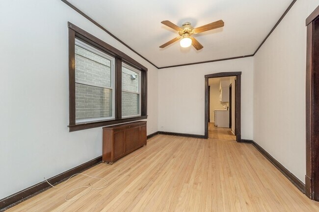 Building Photo - 1345 W Wrightwood Ave