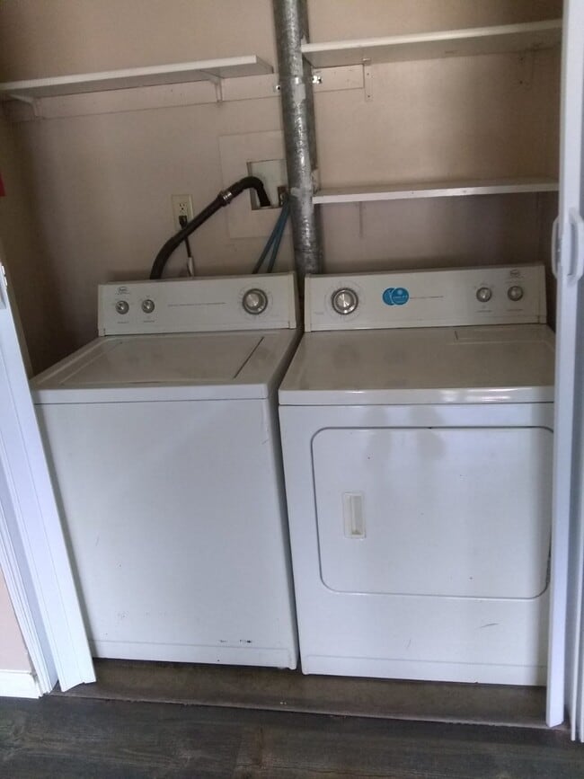 Building Photo - 113 E Poos Dr