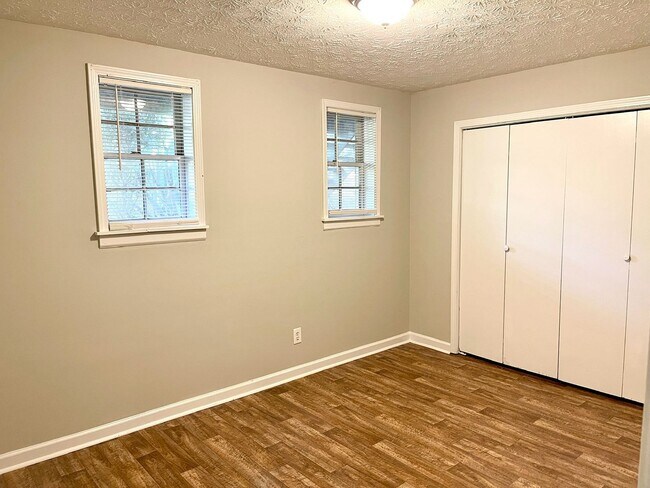 Building Photo - Welcome to this handsome 2 bedroom, 1 bath...