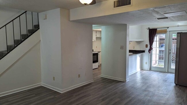 Building Photo - 409 Westwood Dr