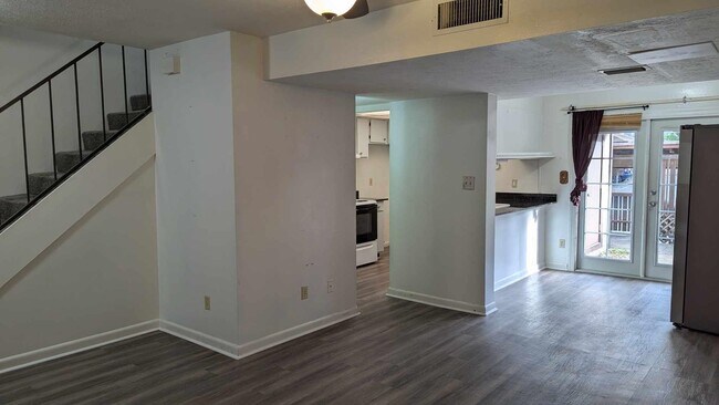 Foto del edificio - 409 Westwood Dr