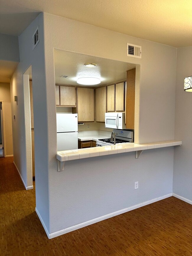 Building Photo - Upstairs 2 Bedroom/2 Bathroom Condo