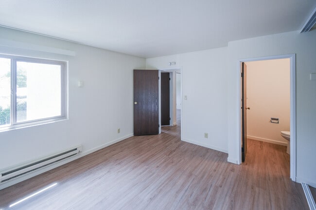 Spacious bedroom - Emerald Bay Apartments