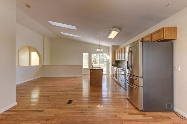 Foto del edificio - Available June 2024! 5 Bedroom 3 Bath Home...