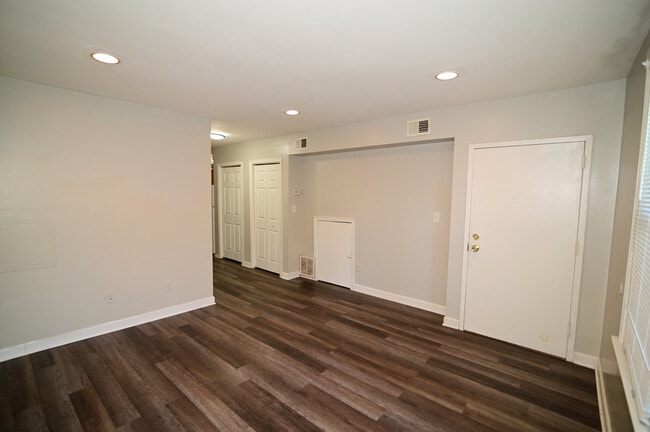 Building Photo - 431 Mellon St SE