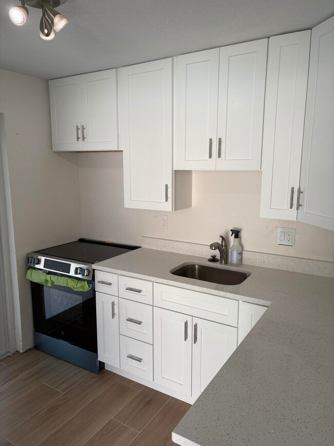 Building Photo - 2630 NE 8th Ave