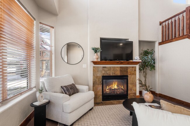 Foto del edificio - 6095 N Fox Pointe Cir