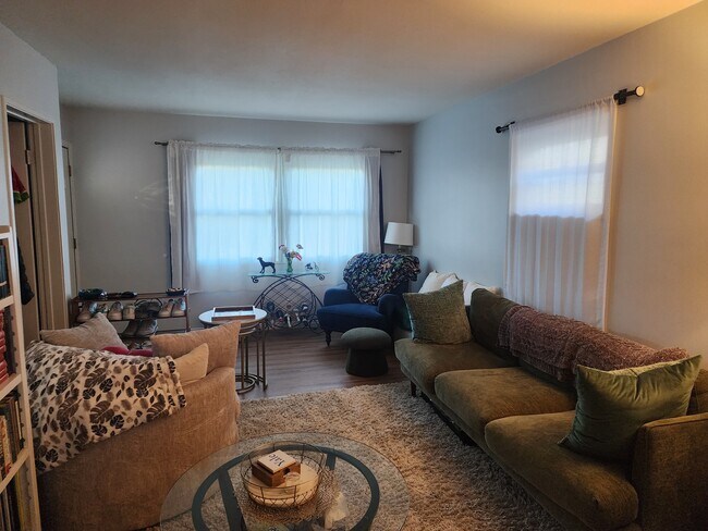 Sala de estar desde el comedor - 532 Rosecrans Ave