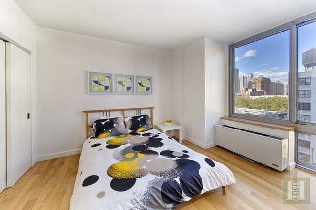 Foto del edificio - 225 W 60th St